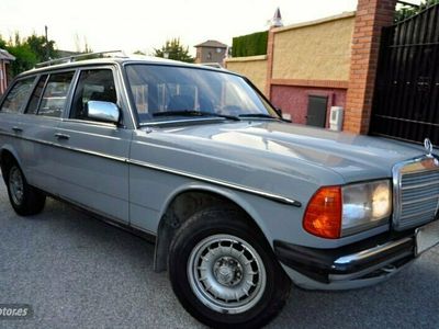 Usado Mercedes 240 73 CV (53 kW) 1983 Gris Familiar