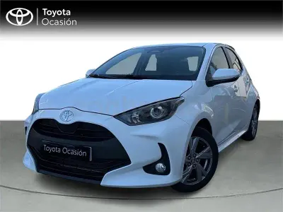 Käytetty Toyota Yaris Hybrid Active 116 HP (85 kW) 2025 Valkoinen Sedan