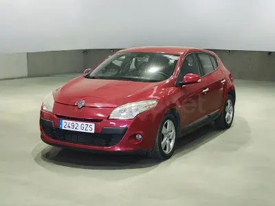 Usado Renault Mégane III Dynamique 105 CV (77 kW) 2010 Granate Berlina