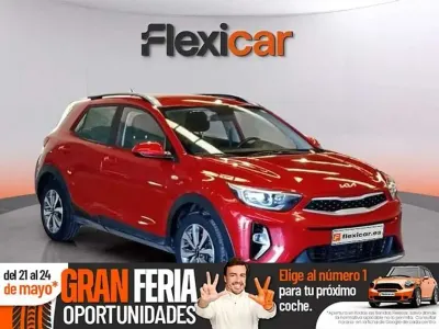 Usado Kia Stonic 101 CV (74 kW) 2022 Burdeos SUV