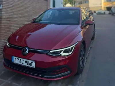 Usado VW Golf VIII Life 116 CV (85 kW) 2022 Rojo Utilitario