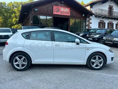 Usado Seat Leon Style 105 CV (77 kW) 2013 Blanco Familiar
