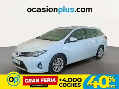 Usado Toyota Auris Touring Sports Active 132 CV (97 kW) 2014 Blanco Familiar