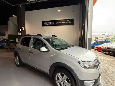 Usado Dacia Sandero Stepway 90 CV (66 kW) 2015 Gris / plata Berlina
