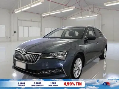 Usado Skoda Superb 218 CV (160 kW) 2021 Gris / plata Familiar