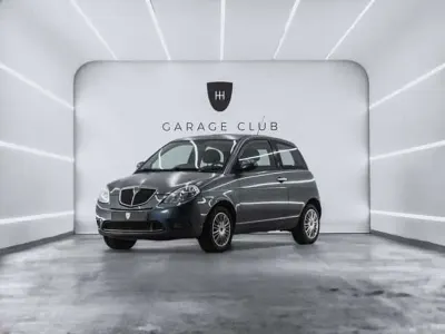 Usado Lancia Ypsilon 90 CV (66 kW) 2011 Gris Utilitario