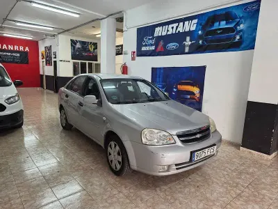 Usado Chevrolet Nubira SX 109 CV (80 kW) 2006 Gris / plata Familiar