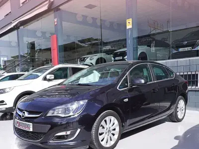 Usado Opel Astra Elegance 140 CV (102 kW) 2015 Negro Berlina