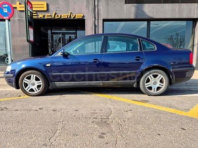 Usado VW Passat Highline 130 CV (95 kW) 2000 Azul Berlina