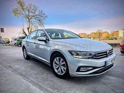 Usado VW Passat 150 CV (110 kW) 2021 Gris / plata Berlina