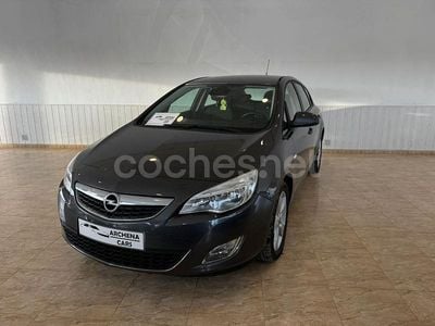 Gris / plata Usado 2012 Opel Astra Dynamic Berlina | 7999 € (Precio justo)