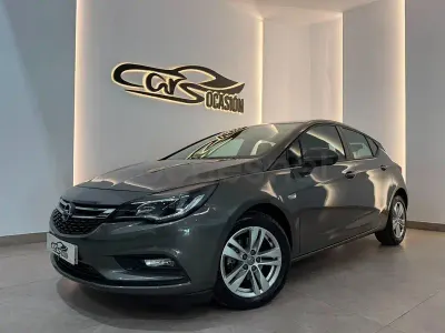 Usado Opel Astra Elegance 110 CV (80 kW) 2019 Gris / plata Berlina