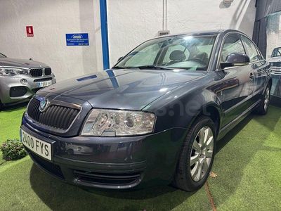 Usado Skoda Superb Elegance 140 CV (102 kW) 2007 Gris / plata Berlina