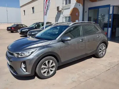 Usado Kia Stonic 100 CV (73 kW) 2025 Gris / plata SUV