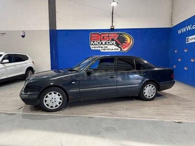 Usado Mercedes E300 Elegance 177 CV (130 kW) 1998 Azul Berlina