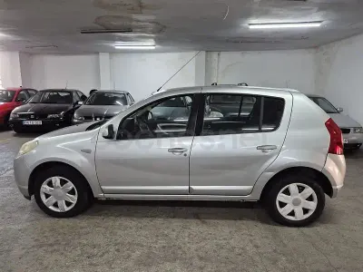 Usado Dacia Sandero Ambiance 90 CV (66 kW) 2008 Gris / plata Utilitario