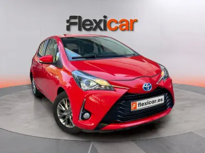 Używany Toyota Yaris Hybrid Active 100 KM (73 kW) 2018 Czerwony Sedan/Limuzyna