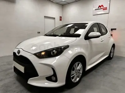 Usado Toyota Yaris Hybrid Active 116 CV (85 kW) 2021 Blanco Berlina