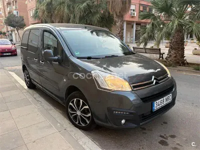 Usado Citroën Berlingo Feel 100 CV (73 kW) 2017 Gris / plata Monovolumen
