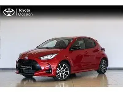 Usado Toyota Yaris Hybrid Plus 116 CV (85 kW) 2022 Rojo