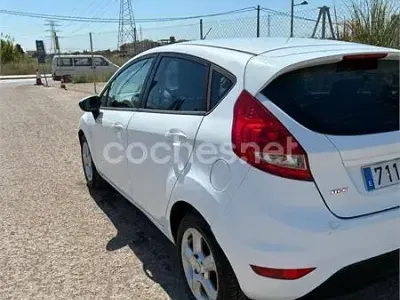 Usado Ford Fiesta Trend 90 CV (66 kW) 2009 Blanco Berlina
