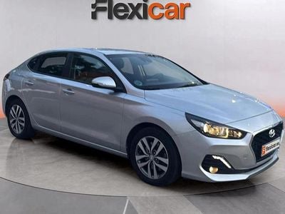 Usado Hyundai i30 120 CV (88 kW) 2019 Gris Berlina