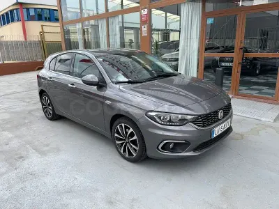 Usado Fiat Tipo Lounge 120 CV (88 kW) 2018 Gris / plata Berlina