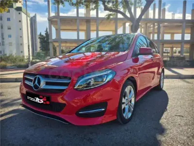 Usado Mercedes B180 122 CV (89 kW) 2018 Granate Utilitario