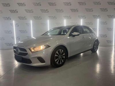 Usado Mercedes A180 116 CV (85 kW) 2020 Gris Utilitario