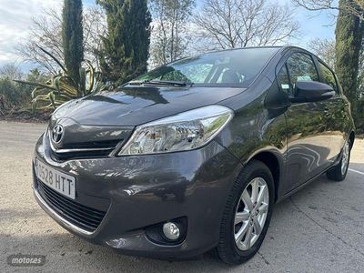 Usado Toyota Yaris Active 69 CV (50 kW) 2013 Gris Berlina