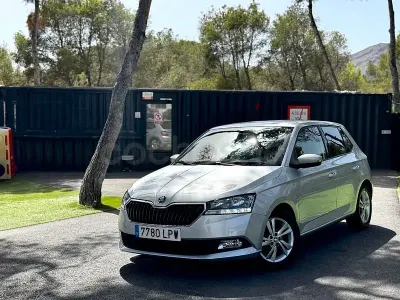 Usado Skoda Fabia Ambition 95 CV (69 kW) 2021 Gris / plata Utilitario