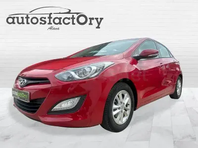 Usado Hyundai i30 90 CV (66 kW) 2013 Rojo Berlina