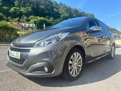 Usado Peugeot 208 Active 100 CV (73 kW) 2019 Gris / plata Utilitario