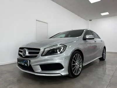 Usado Mercedes A180 AMG line 109 CV (80 kW) 2015 Gris / plata Utilitario
