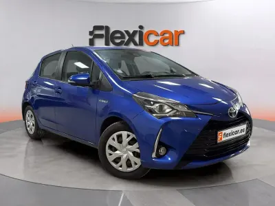 Używany Toyota Yaris Hybrid Active 100 KM (73 kW) 2020 Niebieski Sedan/Limuzyna
