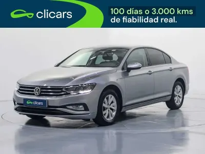 Usado VW Passat 120 CV (88 kW) 2019 Plateado Berlina