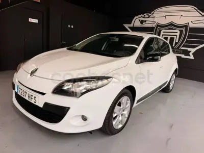 Usado Renault Mégane Dynamique 110 CV (80 kW) 2011 Blanco Berlina