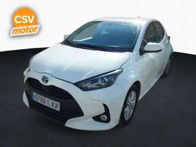 Usado Toyota Yaris Hybrid Active 120 CV (88 kW) 2022 Blanco Utilitario