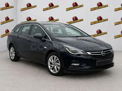 Usado Opel Astra Dynamic 125 CV (91 kW) 2018 Azul Familiar