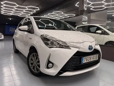 Usado Toyota Yaris Hybrid Active 100 CV (73 kW) 2019 Blanco Berlina