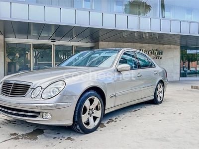 Usado Mercedes E500 Avantgarde 306 CV (225 kW) 2003 Gris / plata Berlina