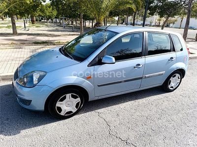 Usado Ford Fiesta Trend 80 CV (58 kW) 2006 Azul Utilitario