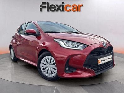 Usado Toyota Yaris Hybrid Active 116 CV (85 kW) 2023 Rojo Utilitario