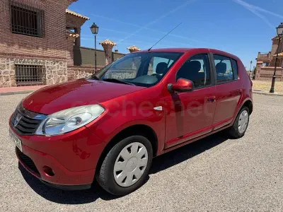Usado Dacia Sandero Ambiance 75 CV (55 kW) 2013 Granate Berlina