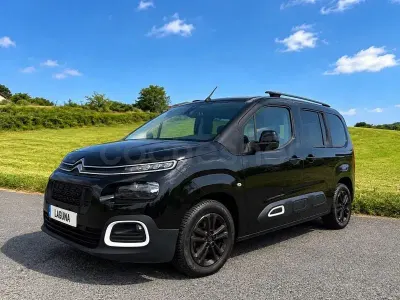 Usado Citroën Berlingo Feel 131 CV (96 kW) 2020 Negro Monovolumen