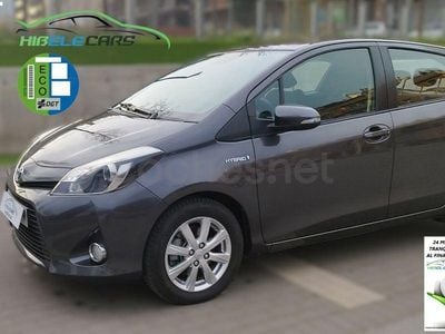 Usado Toyota Yaris Hybrid Active 100 CV (73 kW) 2012 Gris / plata Berlina