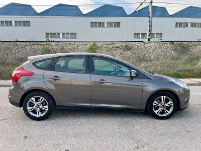 Usado Ford Focus Trend 100 CV (73 kW) 2013 Marrón Berlina
