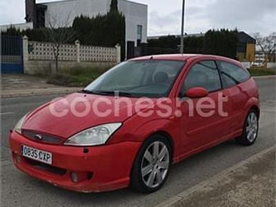 Usado Ford Focus Trend 90 CV (66 kW) 2003 Rojo Berlina
