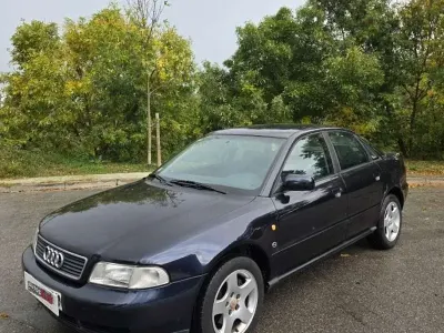 Usado Audi A4 150 CV (110 kW) 1996 Azul Berlina