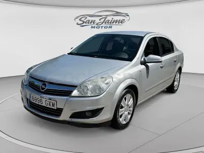 Usado Opel Astra Edition 110 CV (80 kW) 2010 Gris / plata Berlina